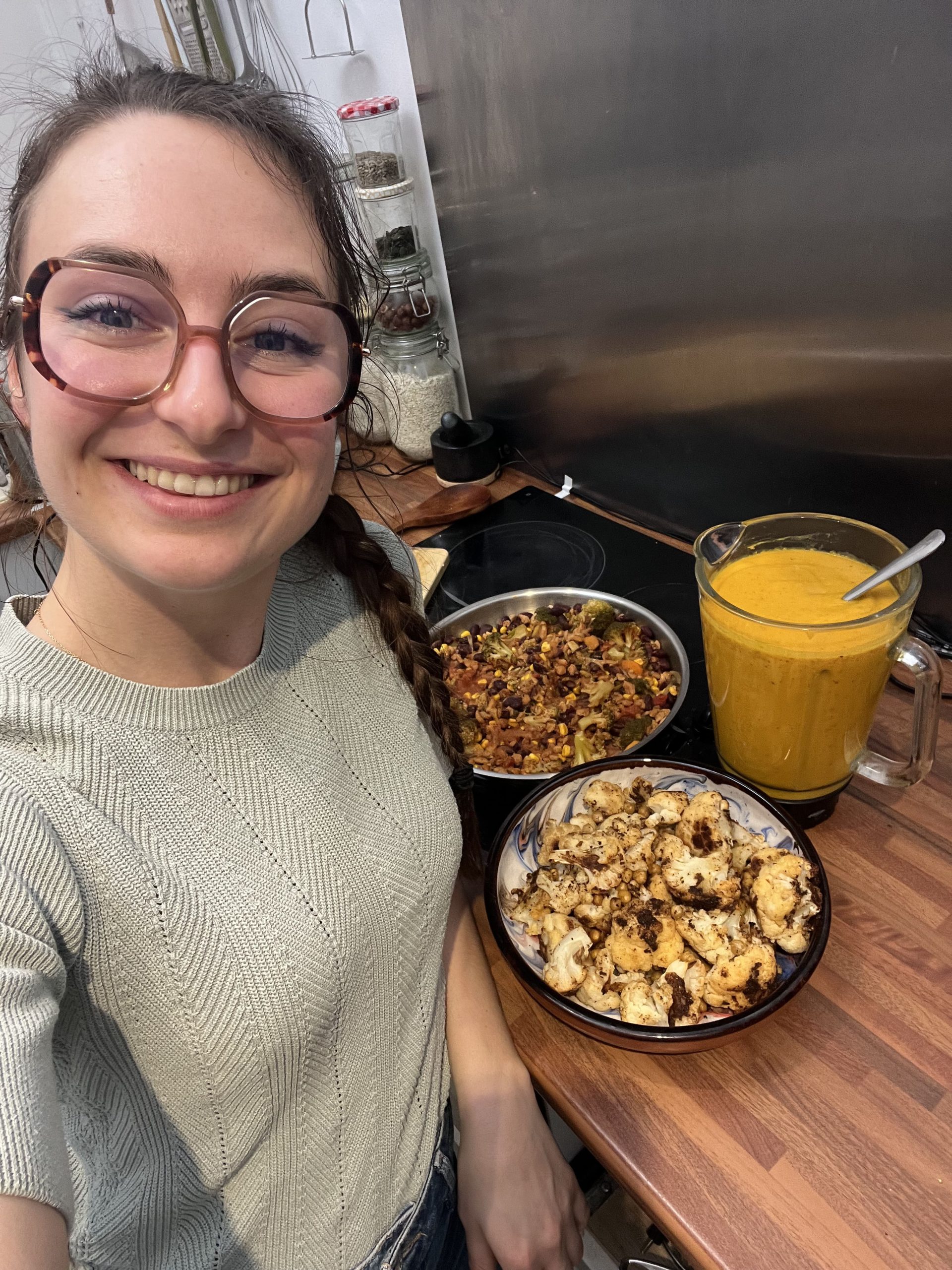 Manon avec les recettes cuisinées lors du programme harmonie dans l'assiette